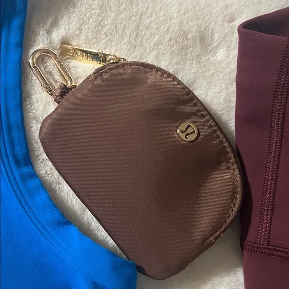 lululemon Burgundy leggings and blue lululemon top and key chain - Picture 3 of 11